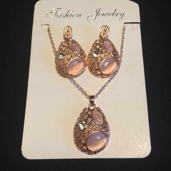 Jewelry - 🌼 Rose gold earring and necklace set